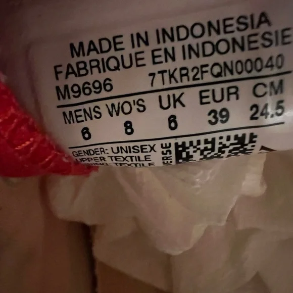 CONVERSE CLASSIC RED CANVAS SNEAKERS W/WHITE RUBBER SOLES AND TOE CAPS. UNISEX - Picture 6 of 10